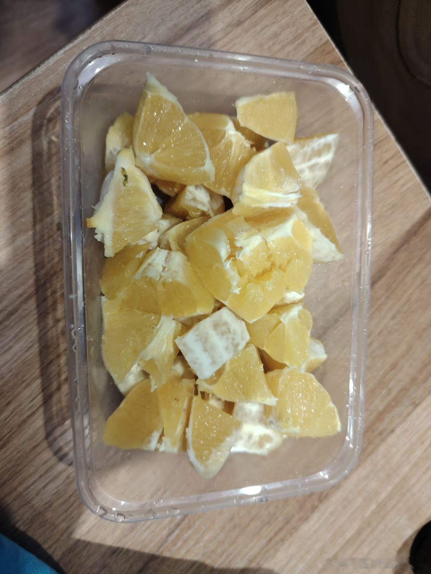 84岁娘牙不好，剥三个橙子，切成小块，送到养老院，看娘吃。2026年1月3日下午