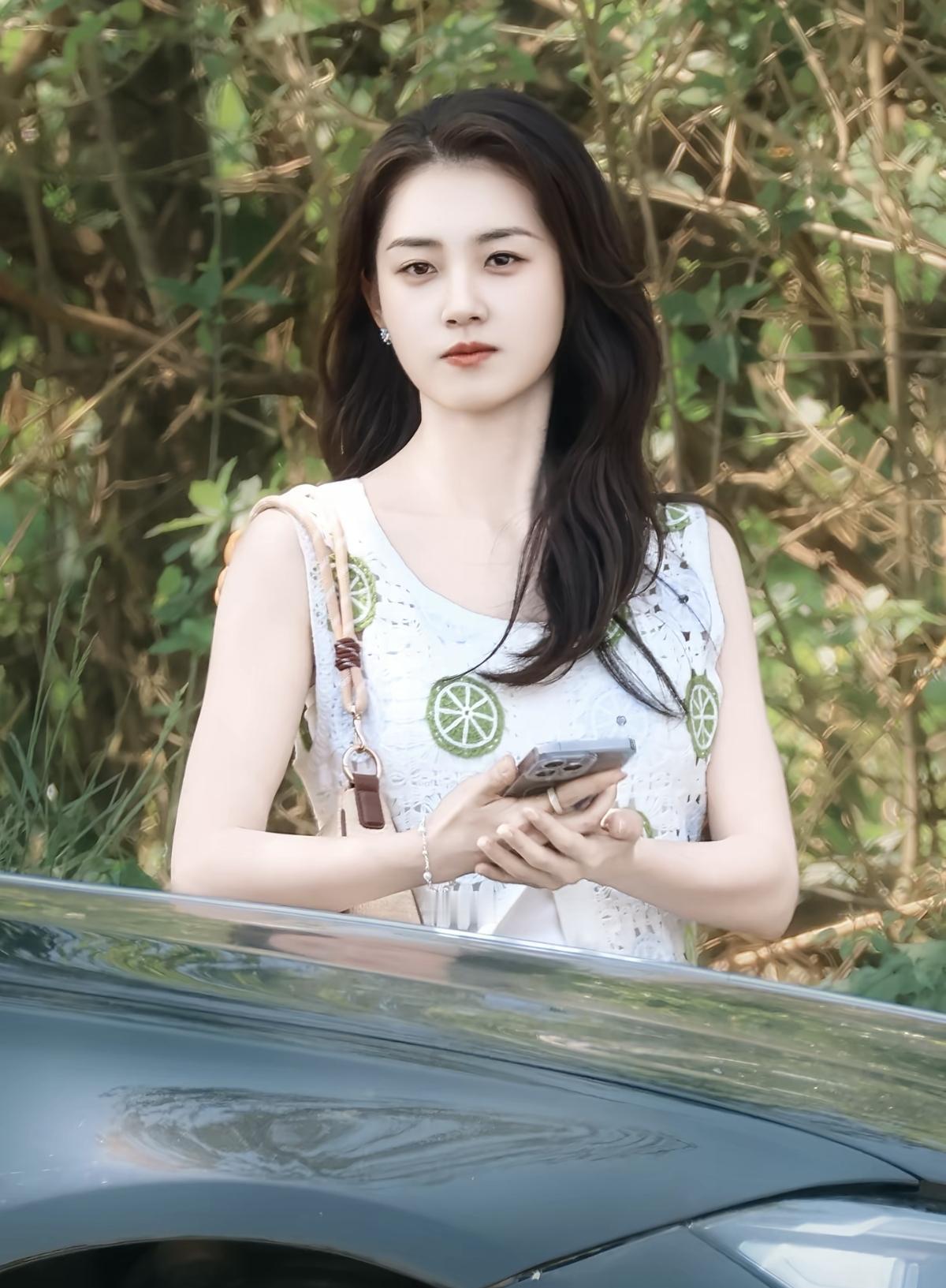 镜头里的郭宇欣，是自带氧气感的甜妹一枚呀[赞]跟着郭宇欣，走进好雨知时节的温柔海