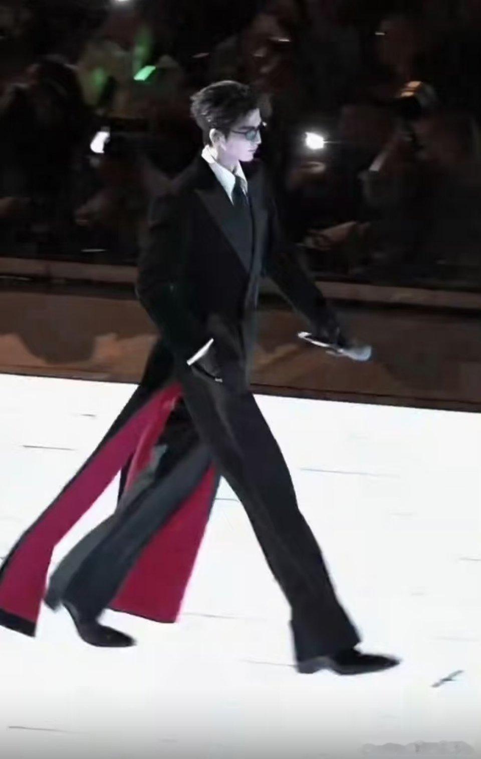 跨年过去多少天，他就在我的各种APP走了多少天张凌赫这个出场真的好别致，造型也设