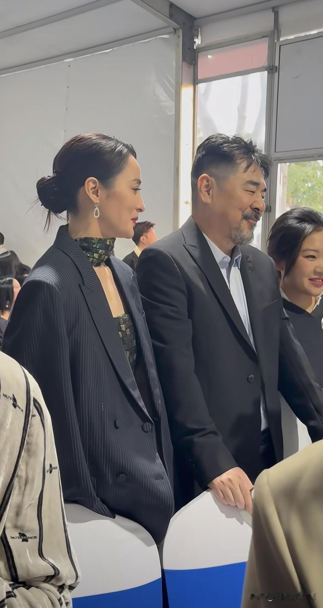 陈建斌头顶“雪纳瑞头”陪蒋勤勤参加金鸡节，50岁蒋勤勤状态绝了，大胖橘何德何能！