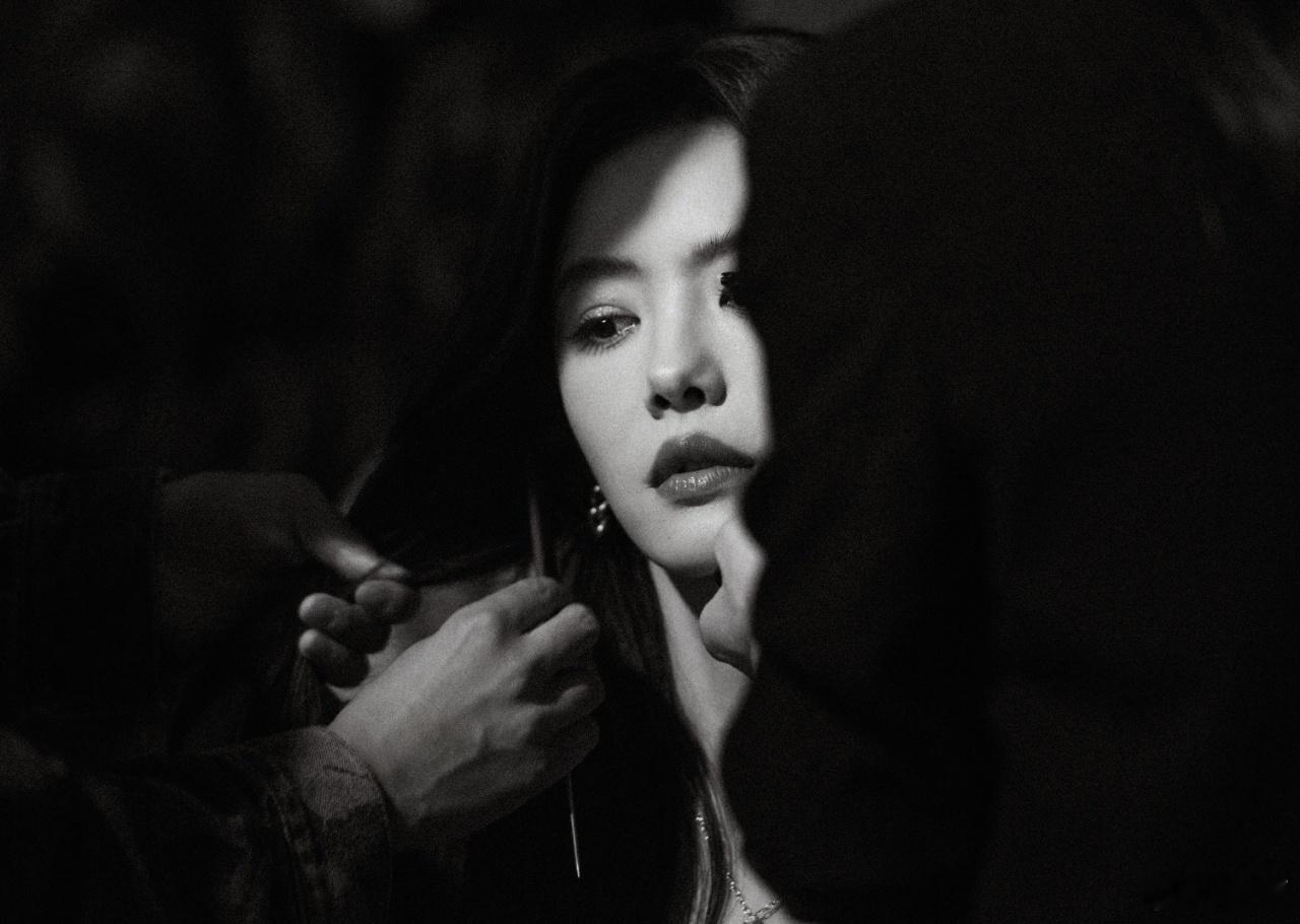 2025中国电影大数据荣誉之夜 蔡文静与曾黎同台讲述《共饮一江水》，三秒正经后藏