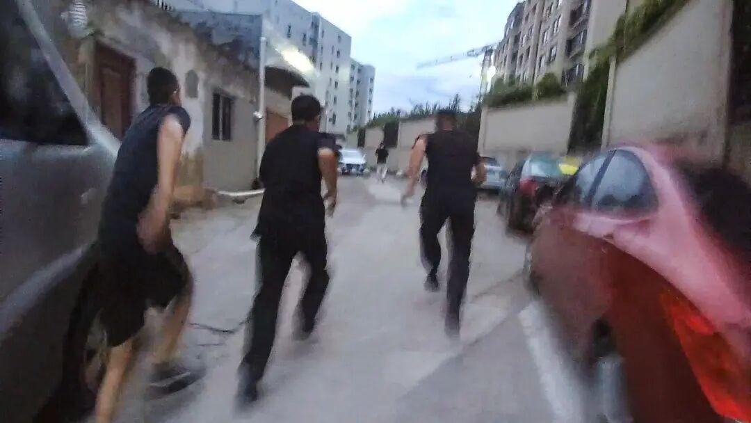 警察被毒贩"标价"悬赏："一颗人头200万，一条腿50万，一只手30万，一双眼睛