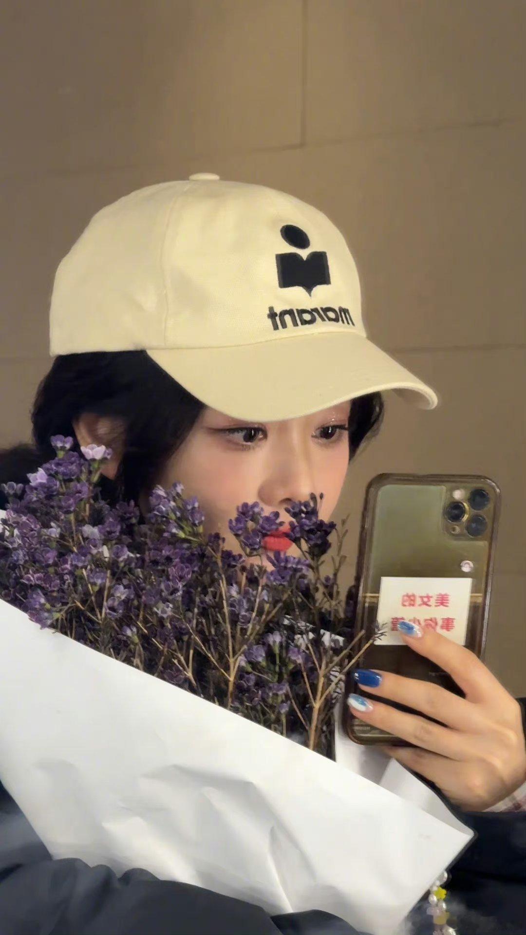 #谭松韵捧花照##谭松韵捧花对镜自拍# 谭松韵捧花照，好甜好漂亮[哇] ​ ​​