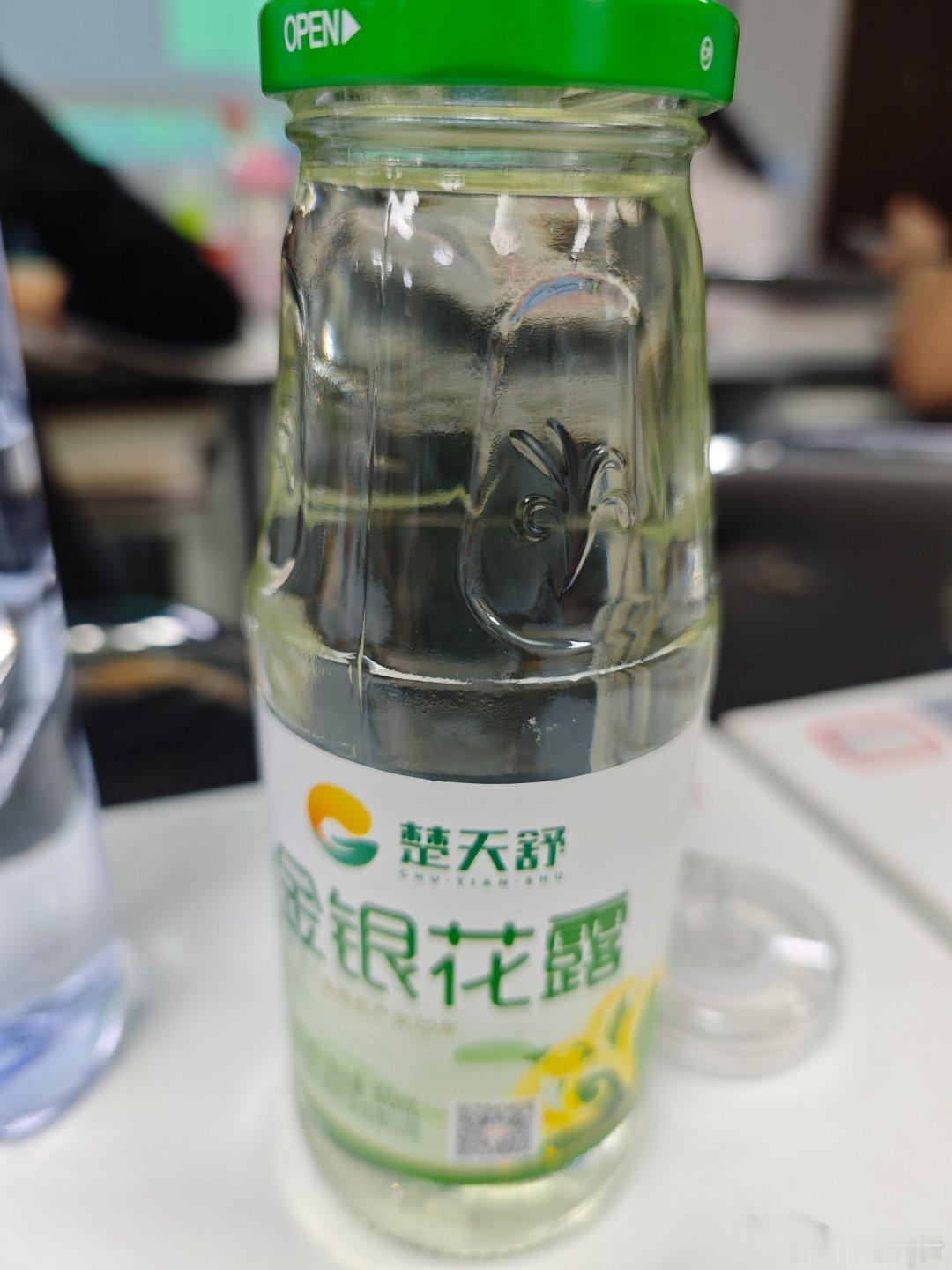 我不鸡豆 挑半天买了瓶金银花露喝 