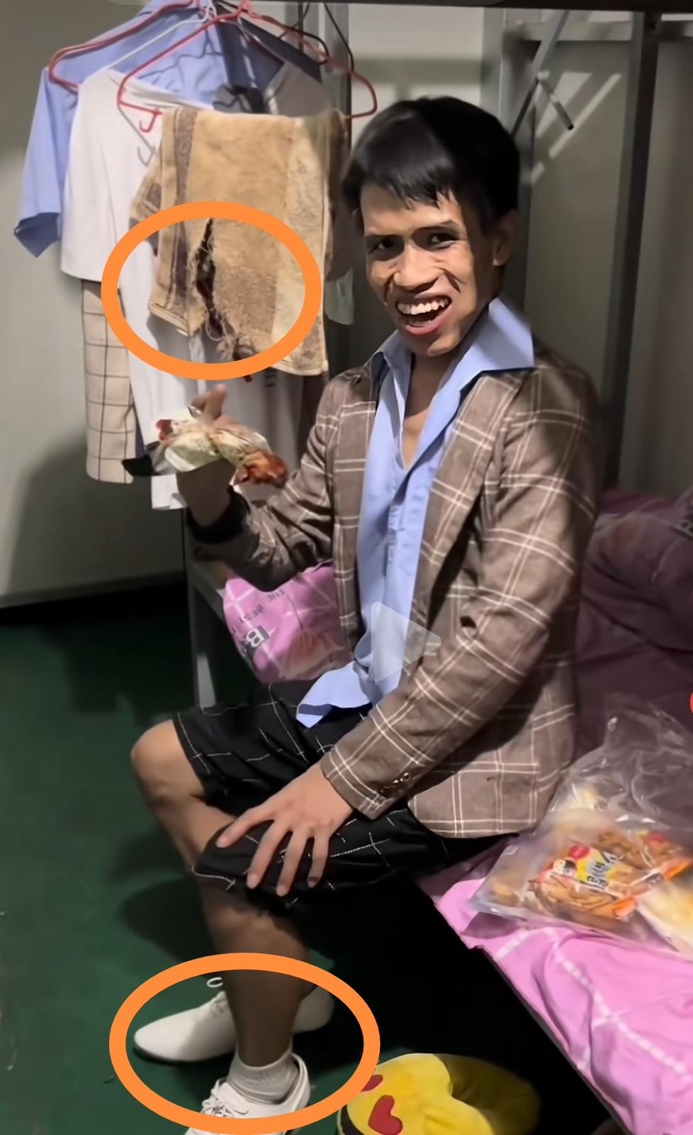 这老表火了，网友表示，毛巾都用开叉了，快变成裤衩了。
还有，这小白鞋不错呀，很时