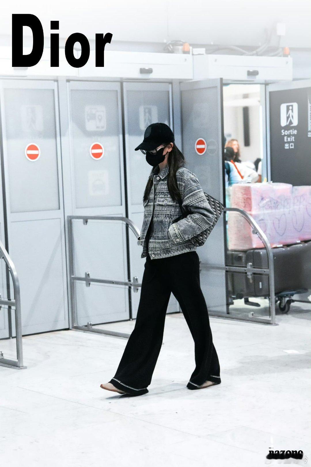 迪丽热巴[超话]迪丽热巴巴黎时装周 dlrb 迪奥全球品牌大使迪丽热巴 dlrb