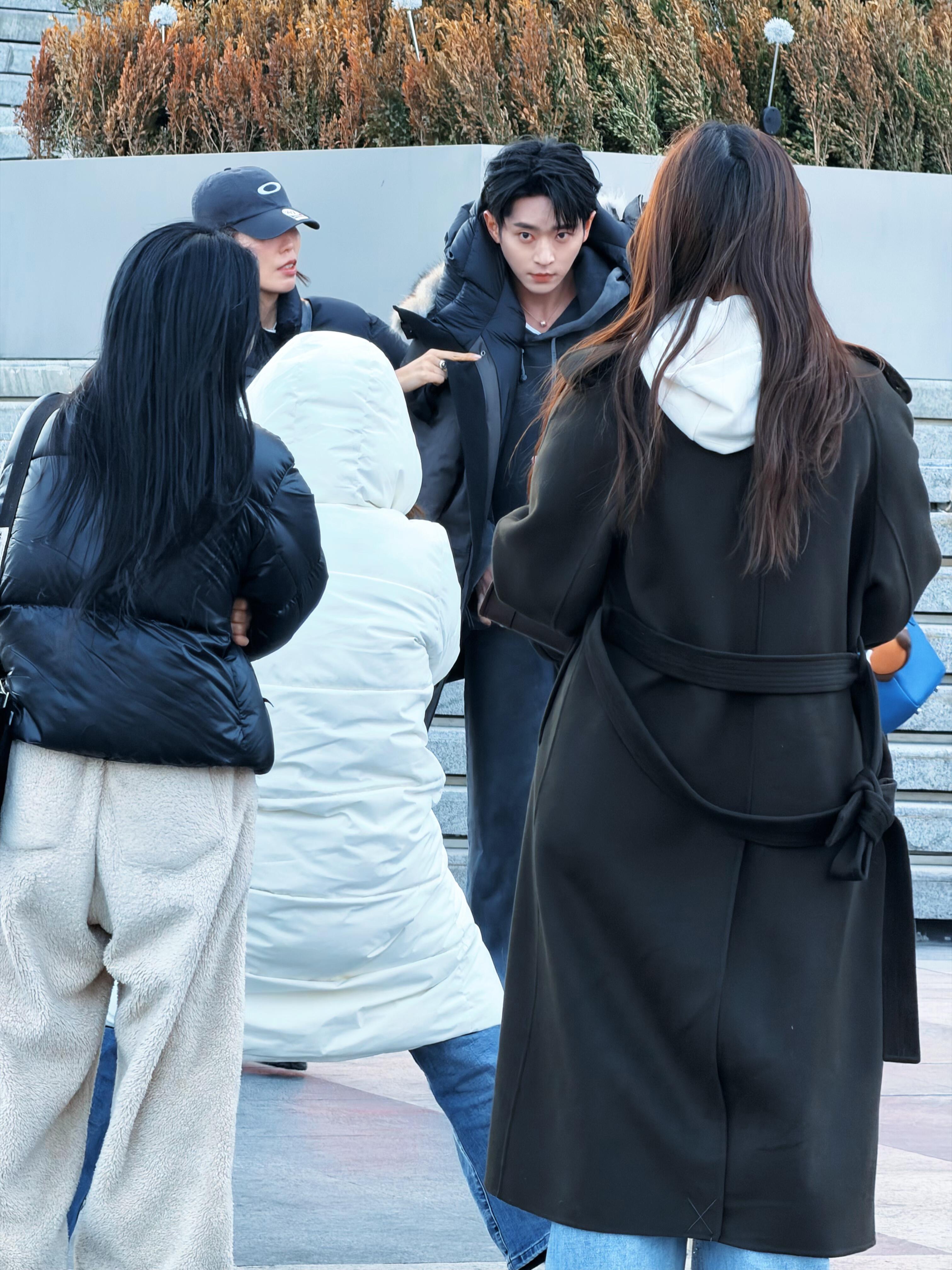 路人三里屯偶遇丞磊 路人三里屯偶遇丞磊私服look路人随手一拍就好帅