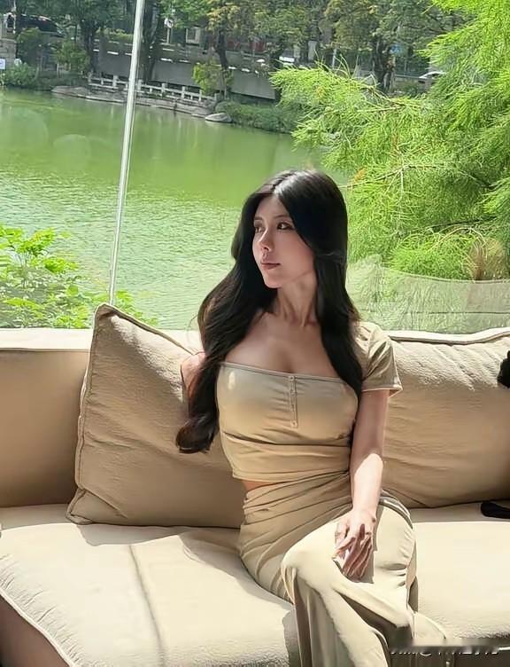 美美日常，阳光下的树
 
晴日的暖光漫过湖面，把岸边层层叠叠的绿树晕出透亮的鲜绿