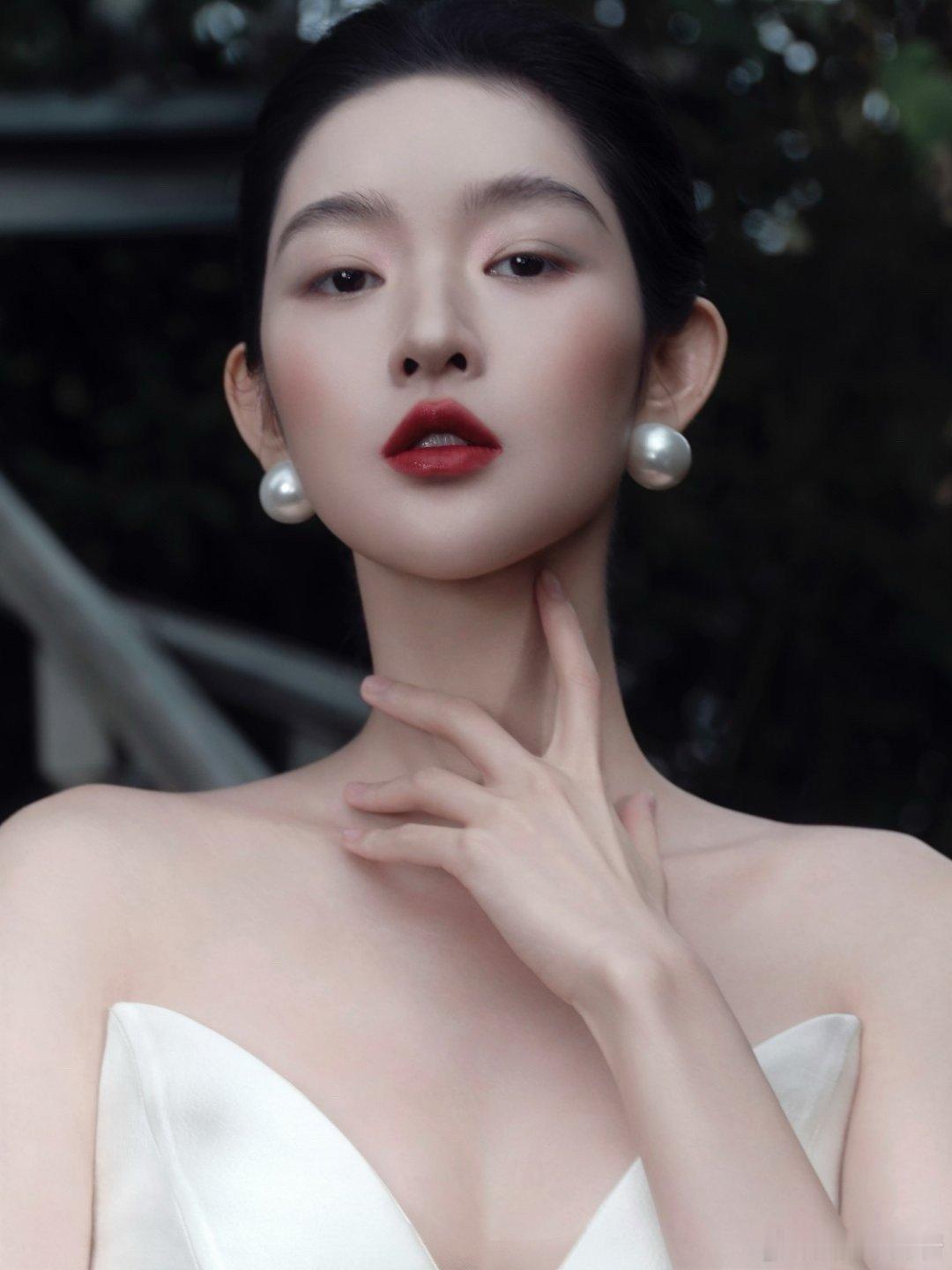 王玉雯复古红唇王玉雯的妆容细节太经得起放大了！唇线清晰不突兀，唇色饱满不浮夸，搭