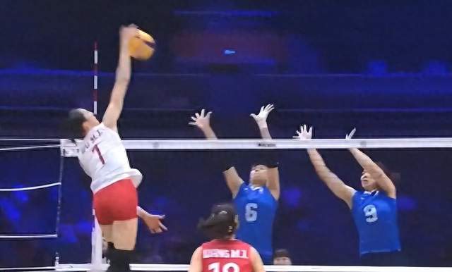又硬、又聪明！6重炮3抓吊无解，难怪她是中国女排新“核心”