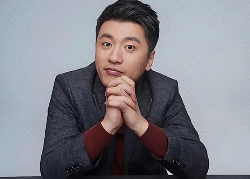 好好关心张雪峰女儿，爸爸突然离开对她打击太大了。
 
小孩看似不哭不闹，把所有的