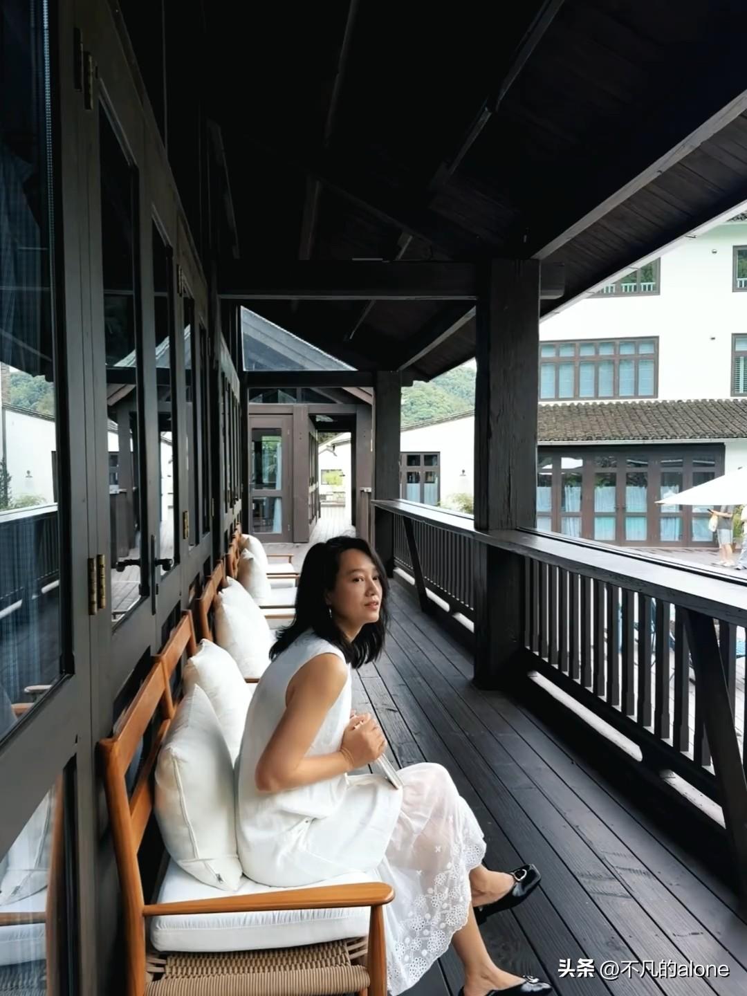 6月22日，44岁朱丹发文说：“端午假期碎片，下过雨的夏天傍晚，在一个美丽的旅馆