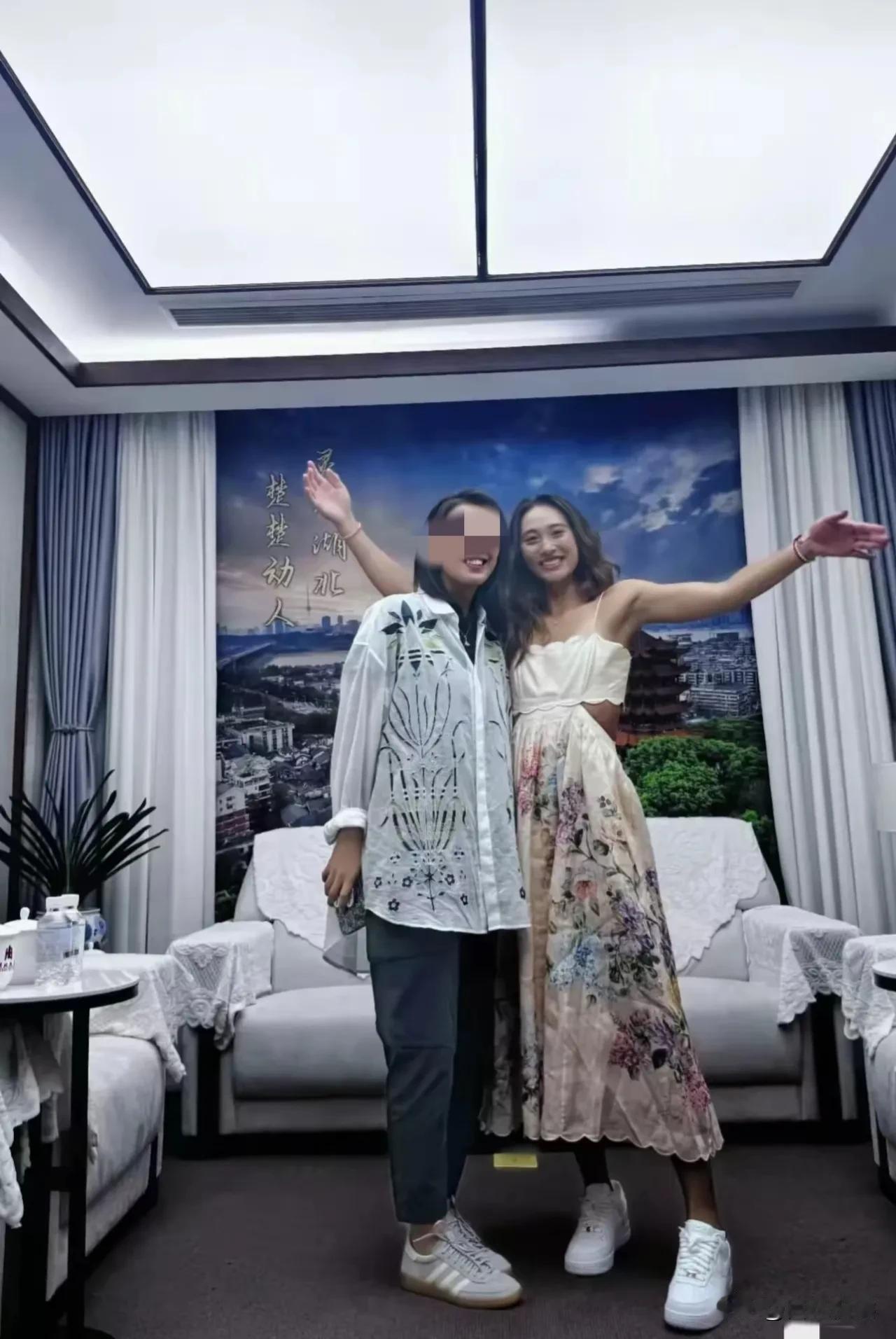 看到了吗
你们想要的

直角肩/锁骨
A4腰/大长腿

她通通都有

比起娱乐圈