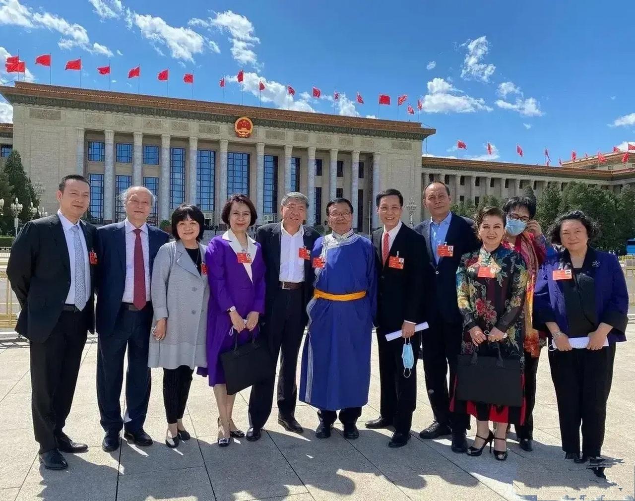 一众文艺界代表委员在人民大会堂前的合照：
我认出了著名表演艺术家冯远征，国家一级
