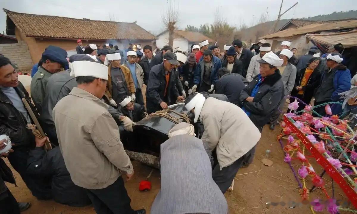 昨天老家邻居一位高寿老人寿终正寝，享年83岁，走的安然自若，面带微笑静静躺在床上