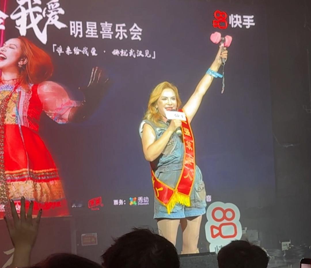 2025年8月23日那艺娜已完成《时尚芭莎》拍摄任务，多名现场目击者及粉丝发布实
