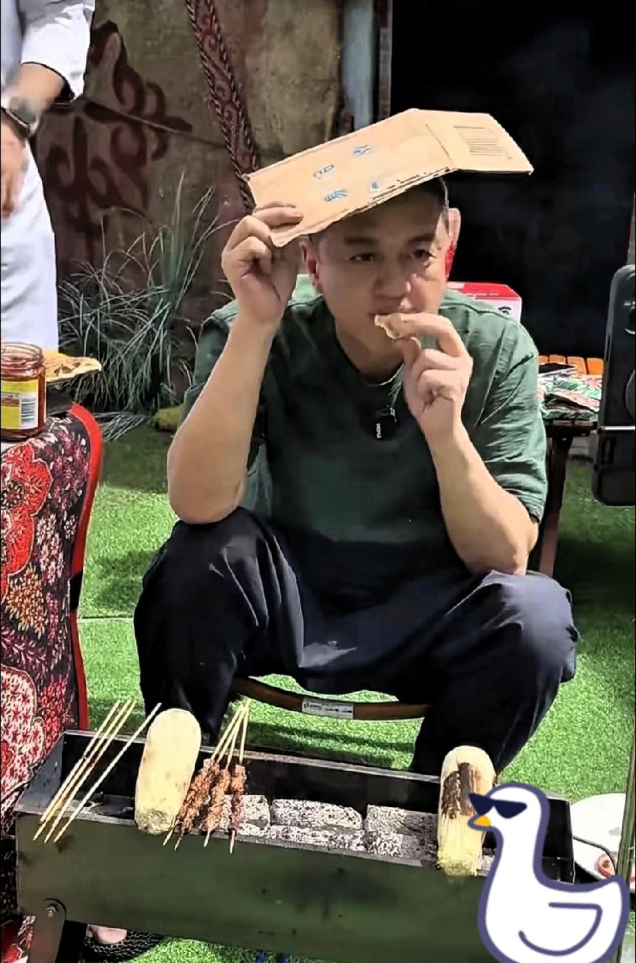 全网不少人认为
现在最悔的人是海哈金喜，
她没想到曾嫌弃的前夫李亚鹏离婚后首次直