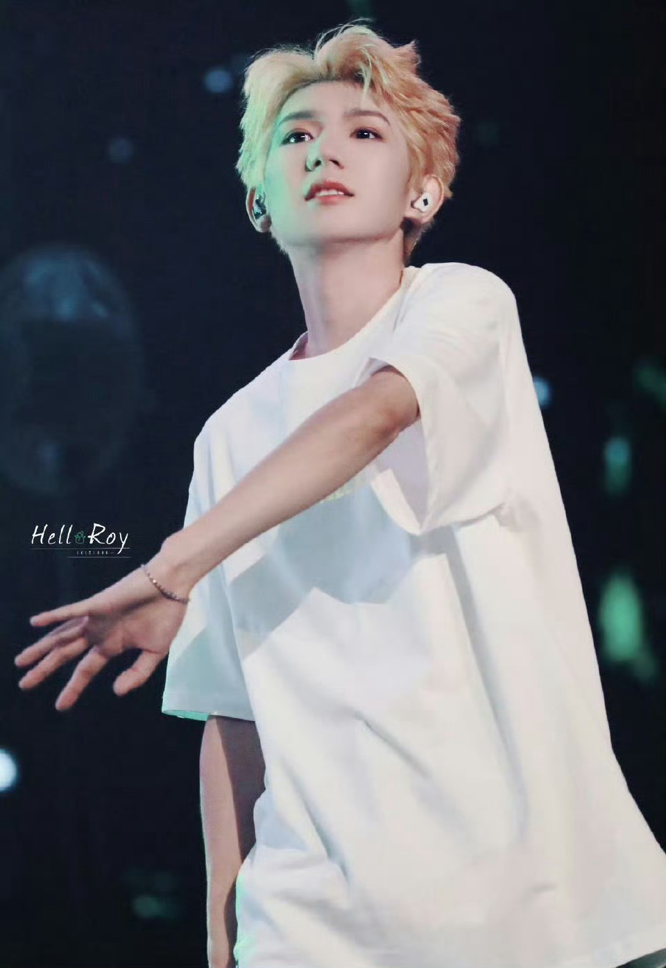 此微博仅王源女友可见～[awsl]图源水印｜#王源以此刻的热烈重温青春的滚烫# 