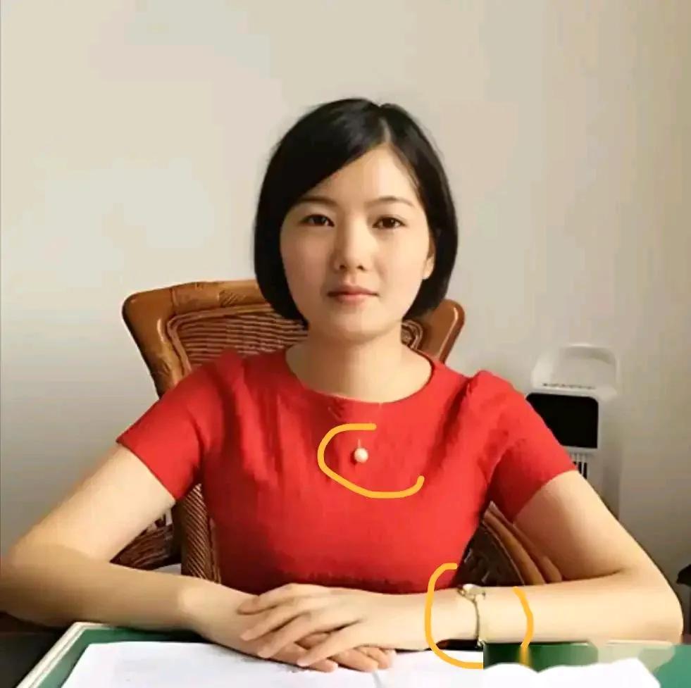 李佩霞还活着吗？
事情闹这么大，怎么还不见她现身。
王贵元的事件还没平息，
其他