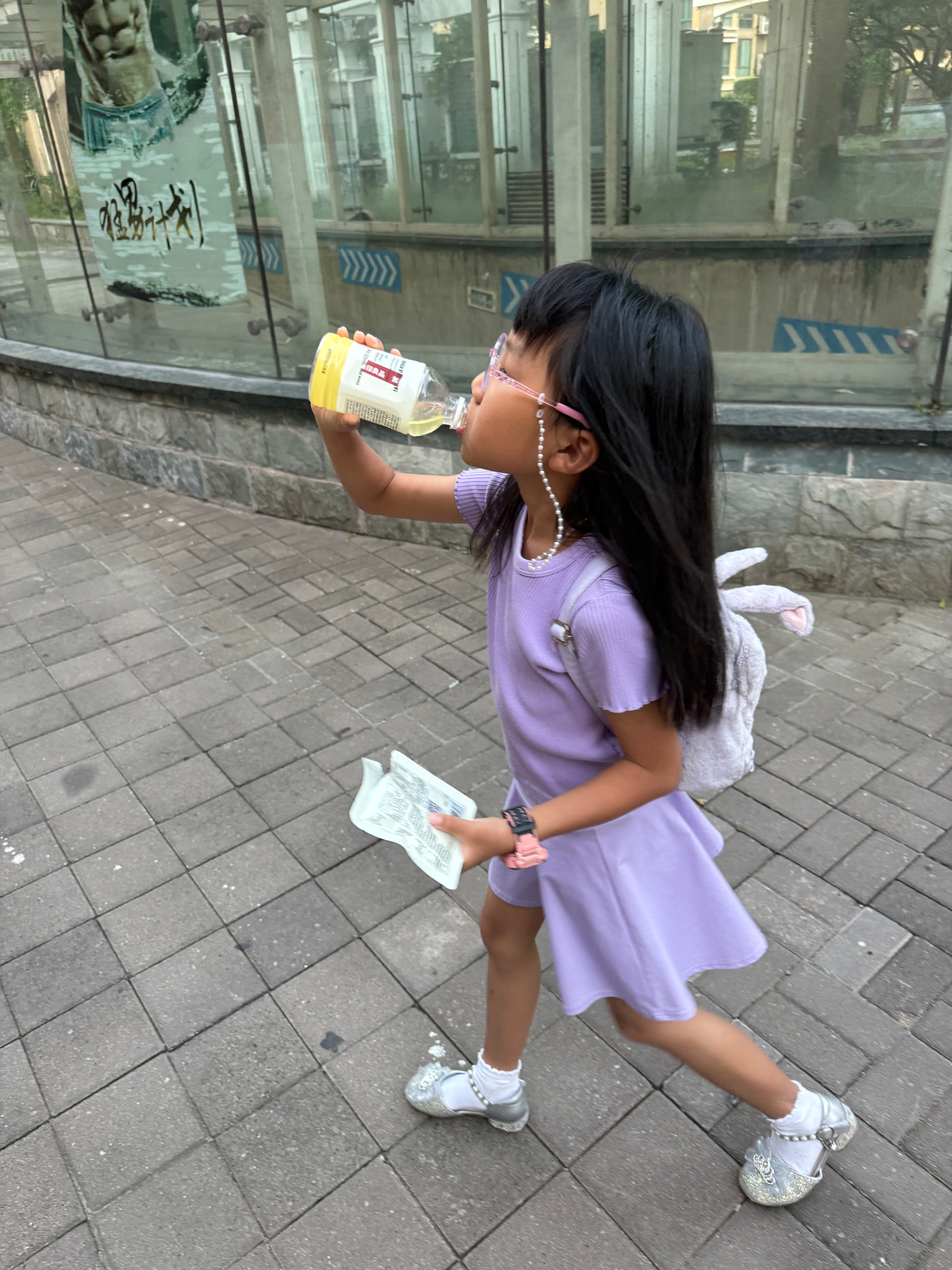 游泳课结束🔚洗完澡出来就开炫！边吃边喝无印良品的小零食和饮料，还八卦的听我说我