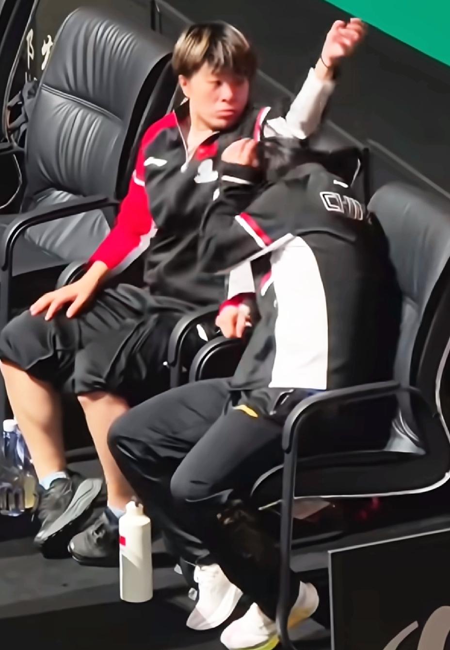 最好的玛莎拉蒂，
最好的迪哥，
这个保护莎莎的姿势真帅。

赛场外一个球飞了出来