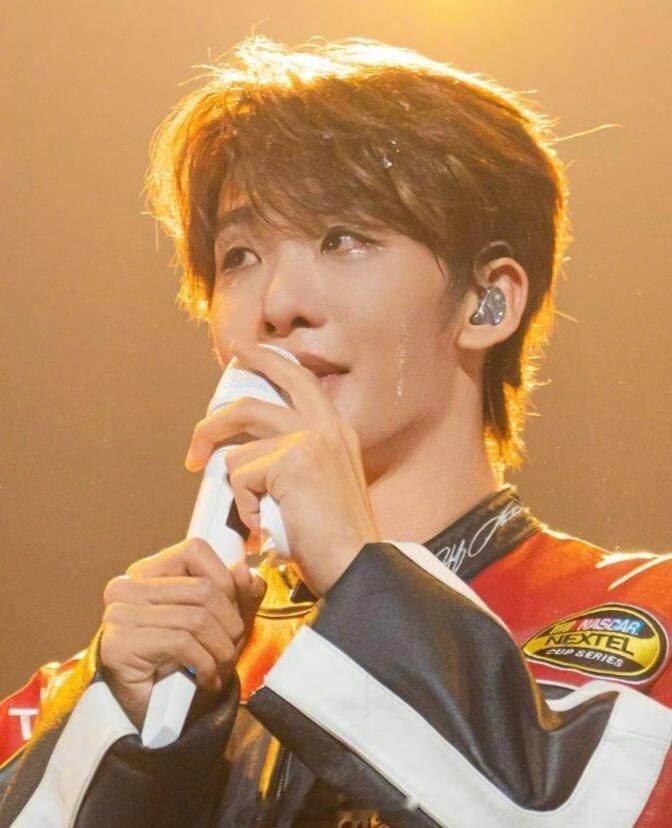 永远会为双向奔赴的真诚落泪！粉丝用合唱撑起整个场馆，把《手心海》唱进他心里。看着