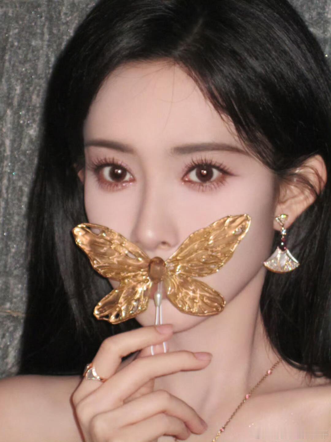 昀牵孟绕[超话]  昀牵孟绕的蝴蝶和月亮元素行吧行吧，不让睡觉夫妇马上上线了，珍
