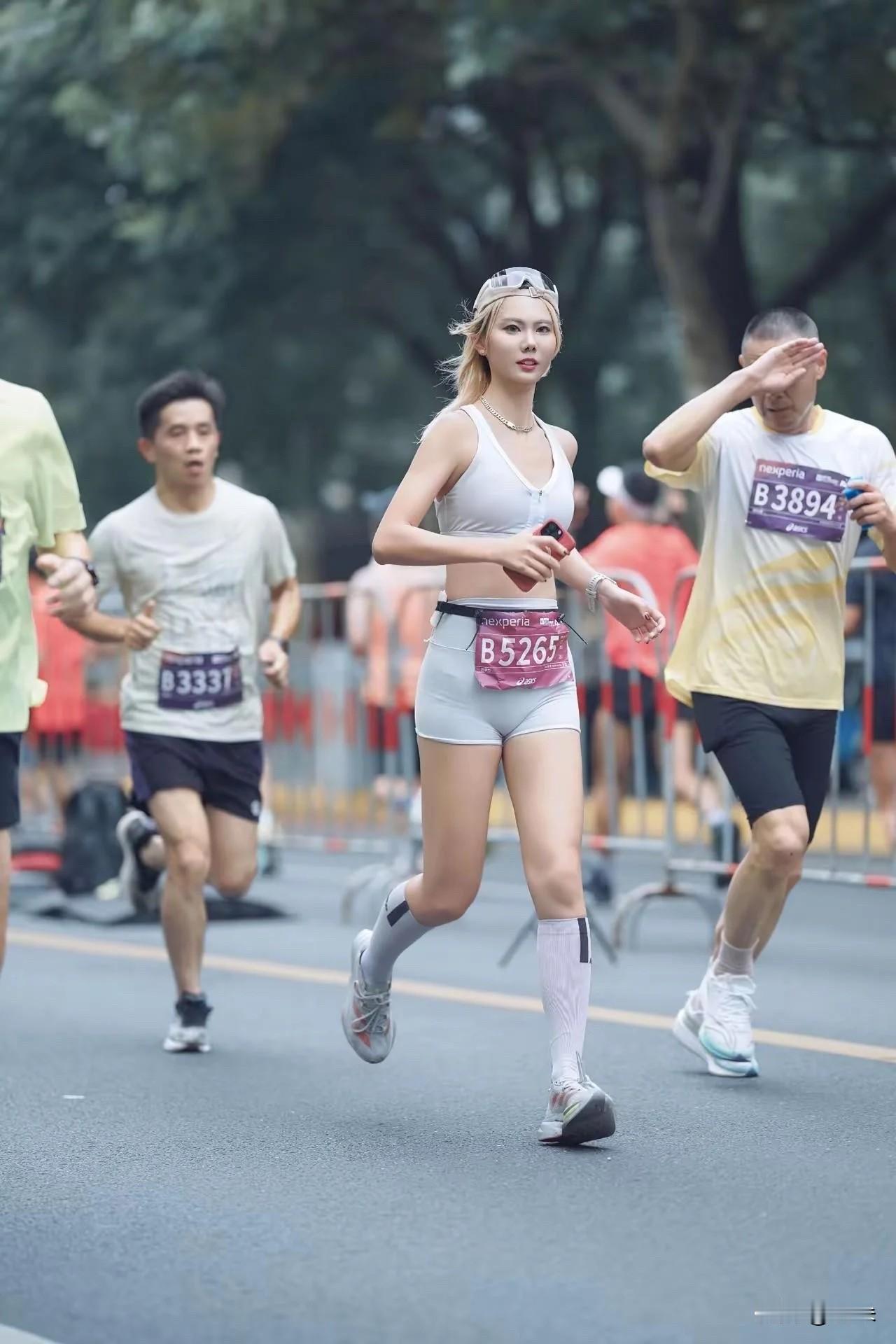 马拉松赛道，我是不是遇到明星啦！
美女颜值在线，很像哪个体育明星
没仔细看时候我