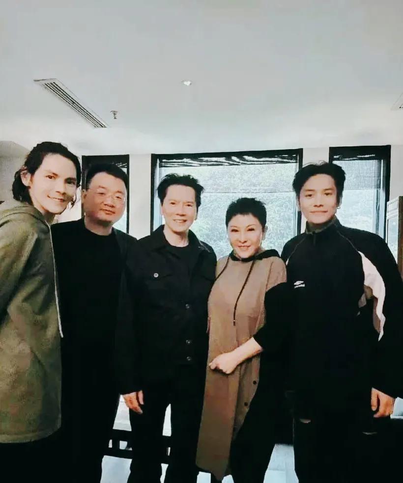 这张照片有着深刻的含义。从照片中可以看出，向太和小杨哥之间的关系非常亲密，让人不