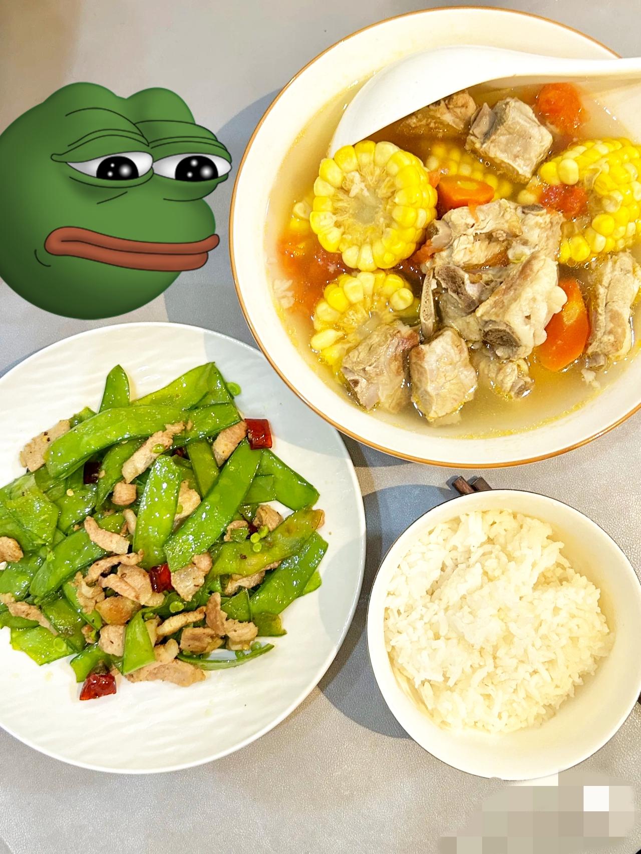 我是住家保姆，主人吃饭我从不上桌。但我不在厨房吃，也不在我自己房间吃，不提前吃，