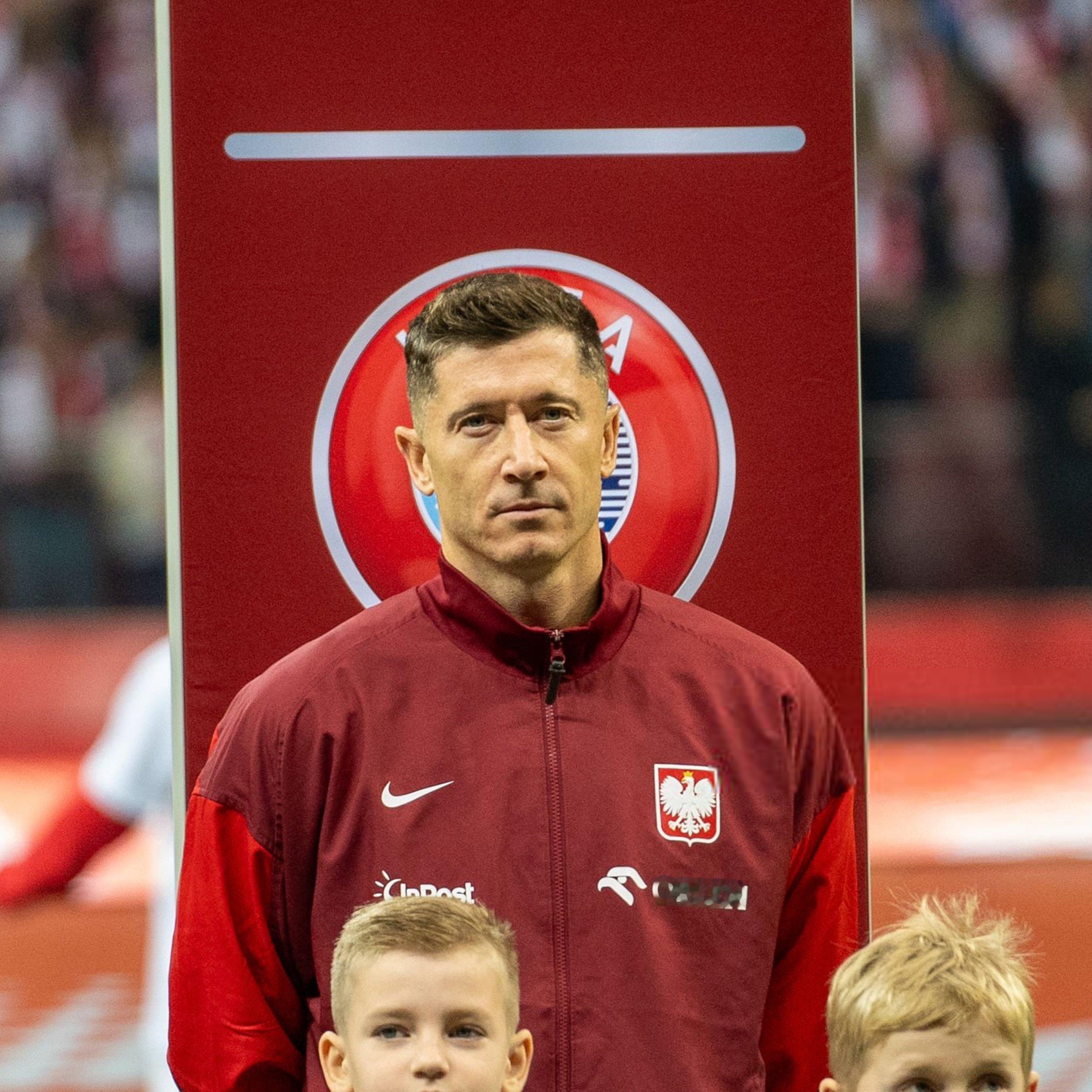 罗马诺：莱万多夫斯基在一月份从未考虑过离开巴塞罗那，退役也不在目前的讨论范围内。