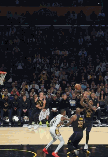 NBA今日最佳进球：斯玛特传空接球老詹失误滑倒，迅速起身又起飞暴扣🛫41岁的老