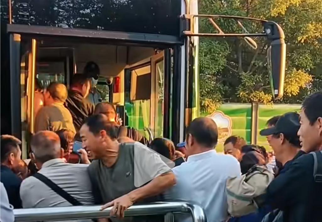 今天坐公交车去我妈家车上好多人，也许是因为麦收的原因吧，好多人都是回家收麦的。