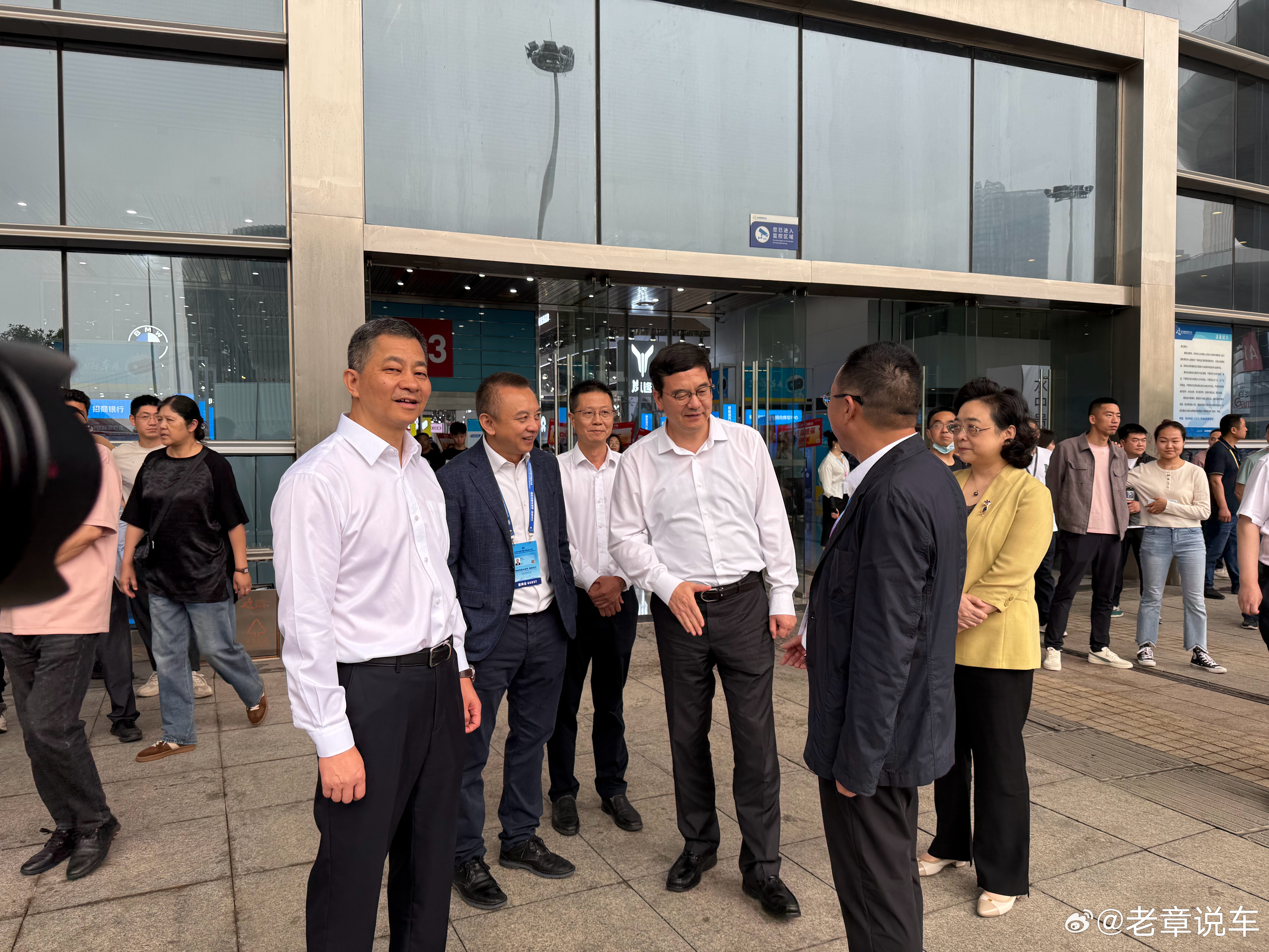 市长也来了，下这么大雨，主办方把每年AB馆的摆渡车都给取消了！这车展越来越差了！