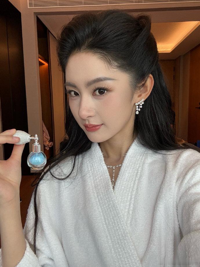 赵晴回应瘦成纸片人赵晴说不用担心我  看到赵晴晒肌肉照回应真的放心了！努力健身的