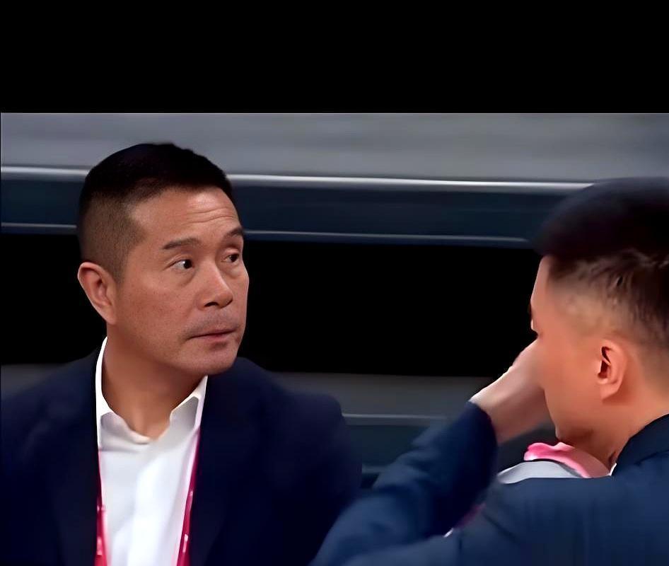 陈海涛赛前开会！
广东男篮首个主场取胜后，陈海涛眉开眼笑！在这场比赛开始前，东莞