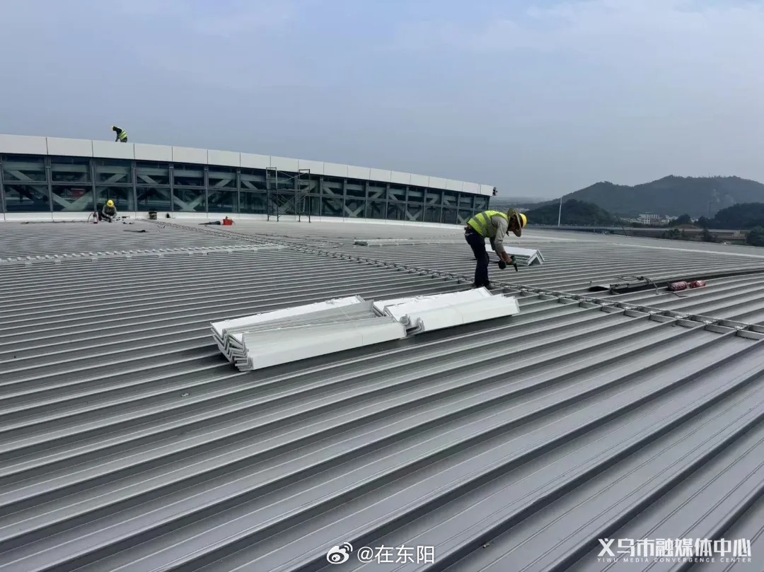 金华6月15日，铁路义乌站高架站房房屋面顺利合拢。这一关键节点的完成，标志着高架