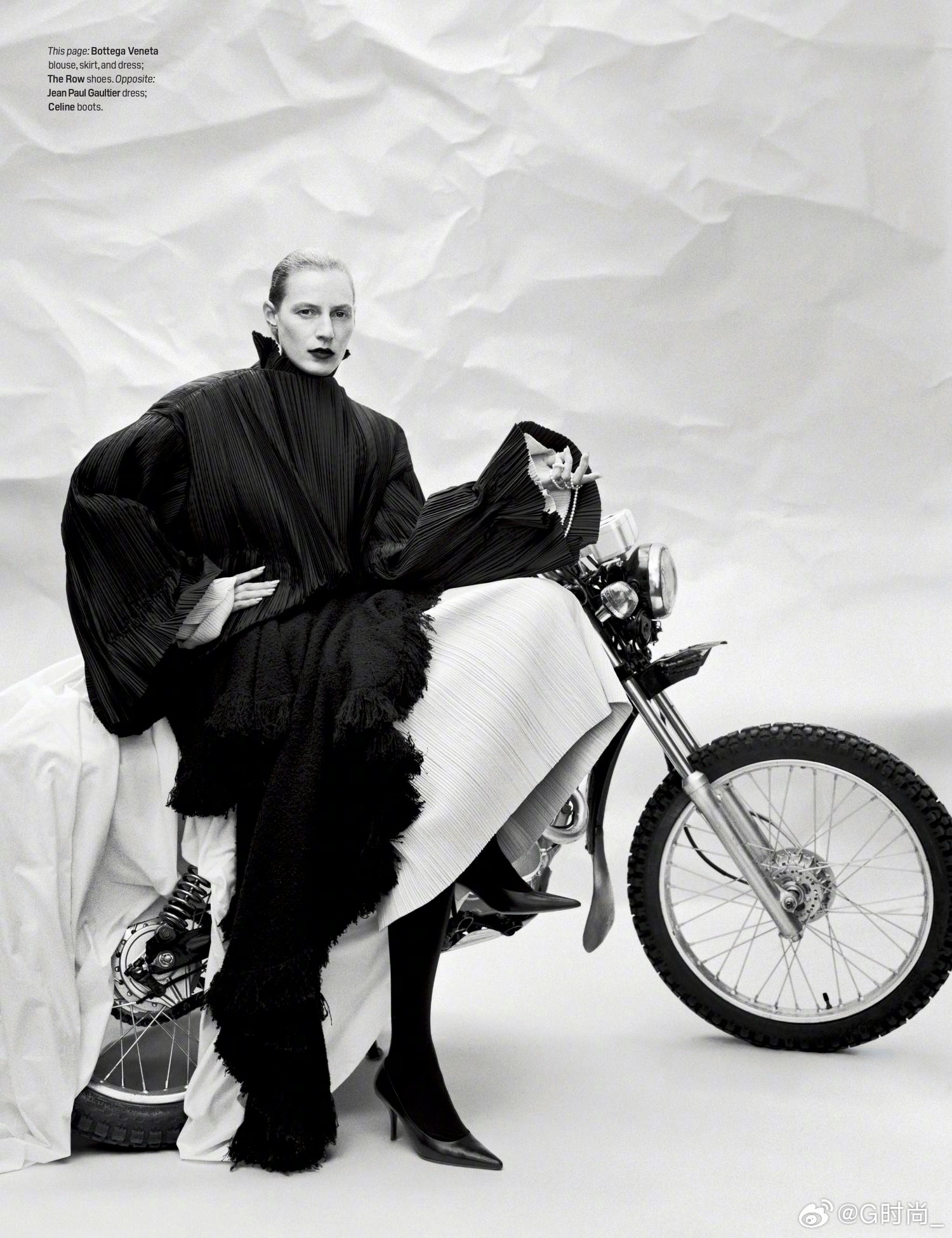 W Magazine 新刊时装大片，超模 Julia Nobis 出镜演绎。标题