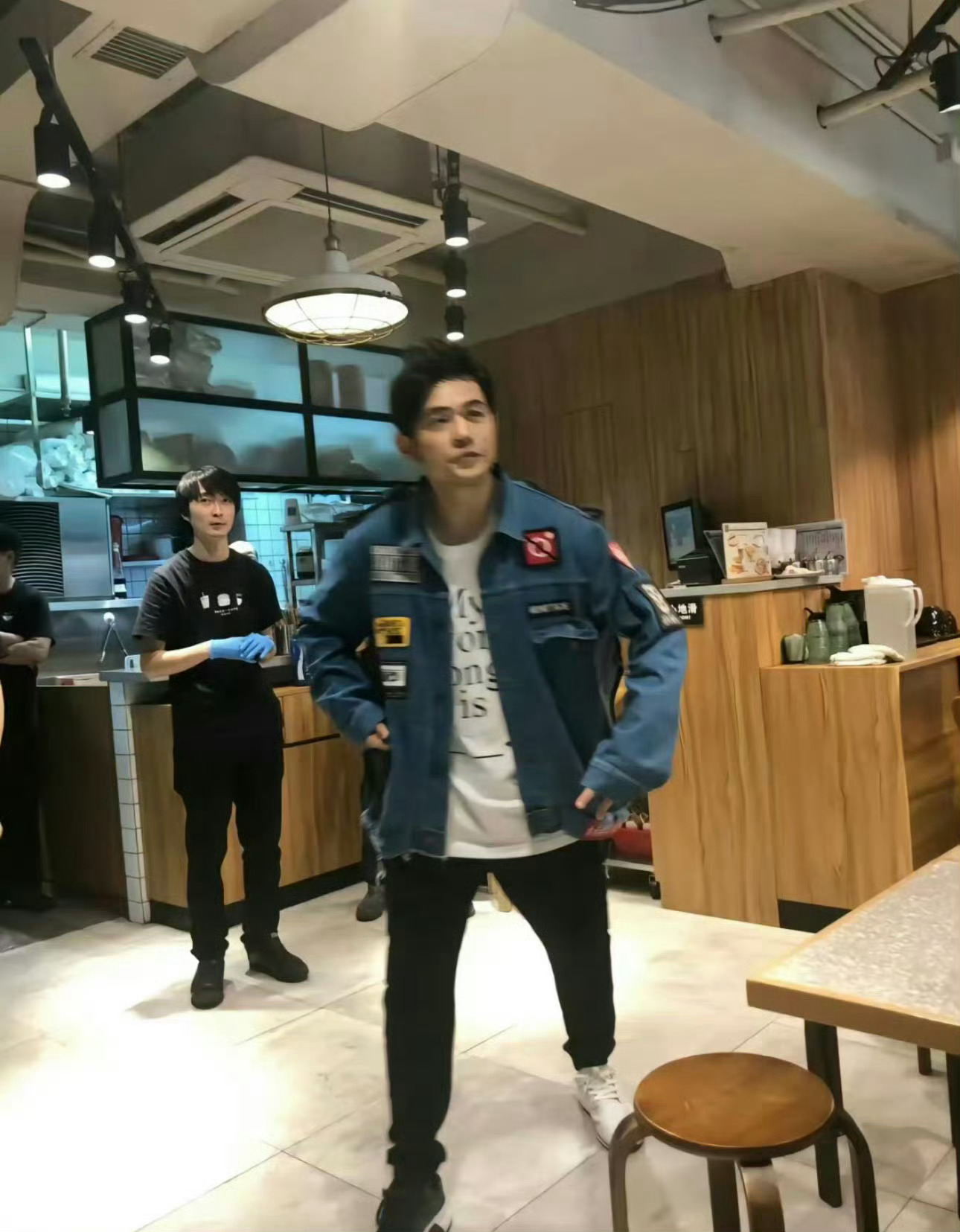 偷拍到的这个瘦子谁啊