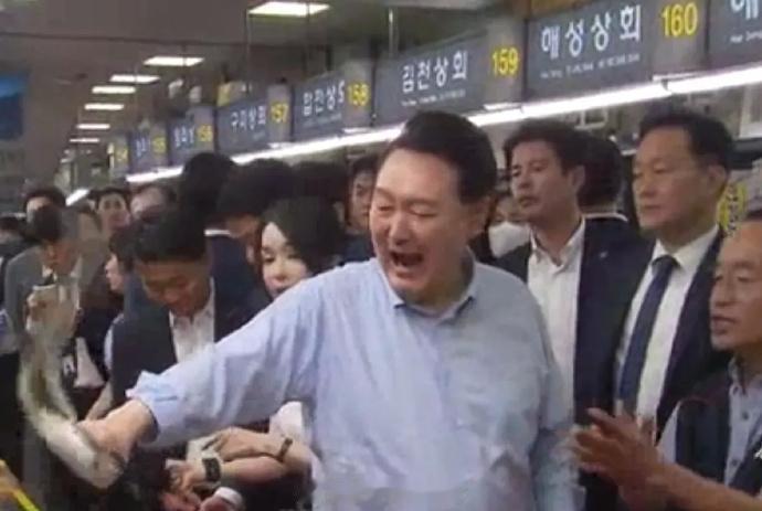 这两口子怎么肥事？竟然为小本子排核废水洗地——为了鼓励人们吃海鲜，27日，他俩跑