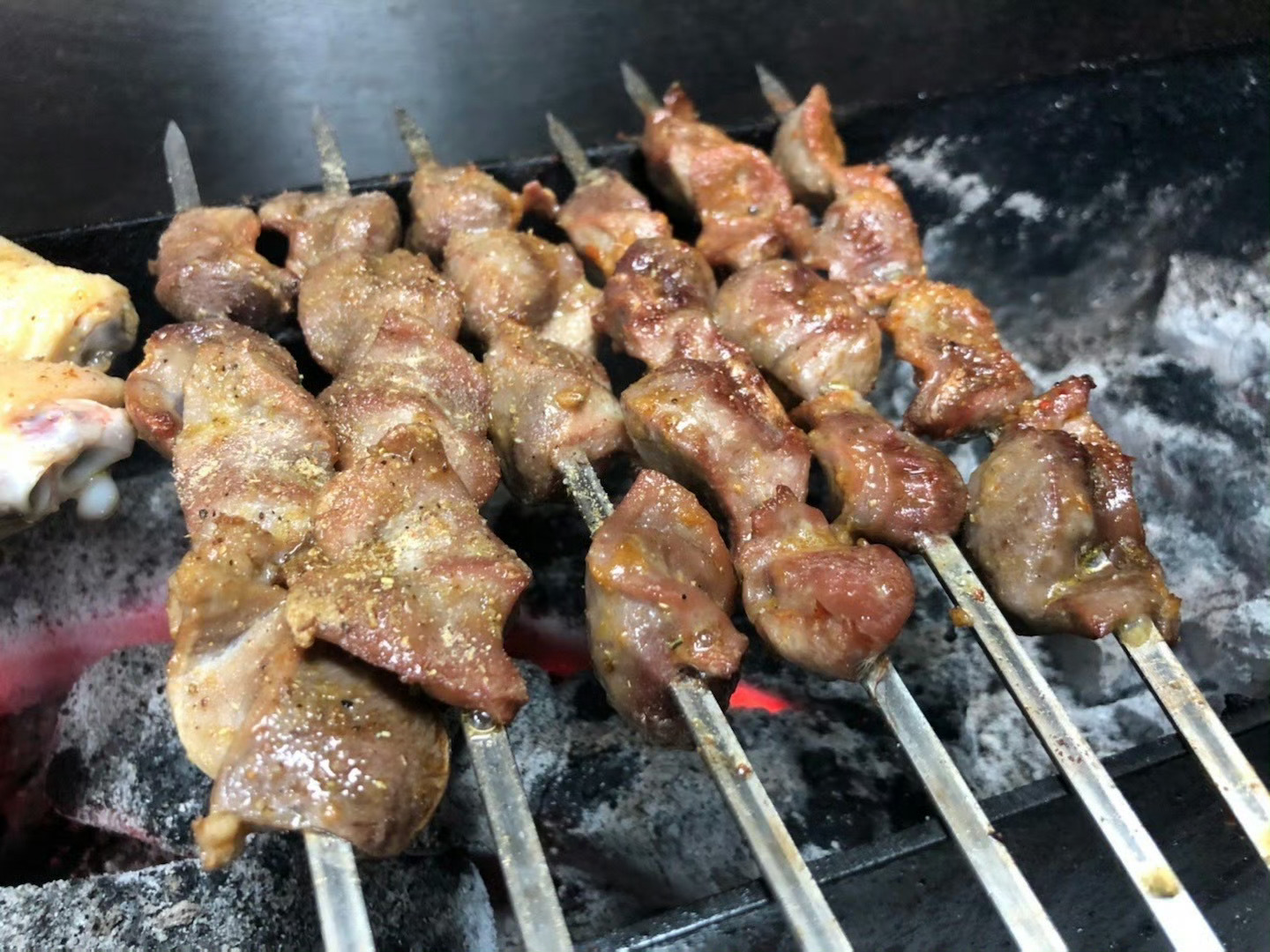 夜深了，周末了，来自己的秘密基地，快乐开始吧。烤羊肉、烤羊排、烤羊蛋、烤羊枪、烤
