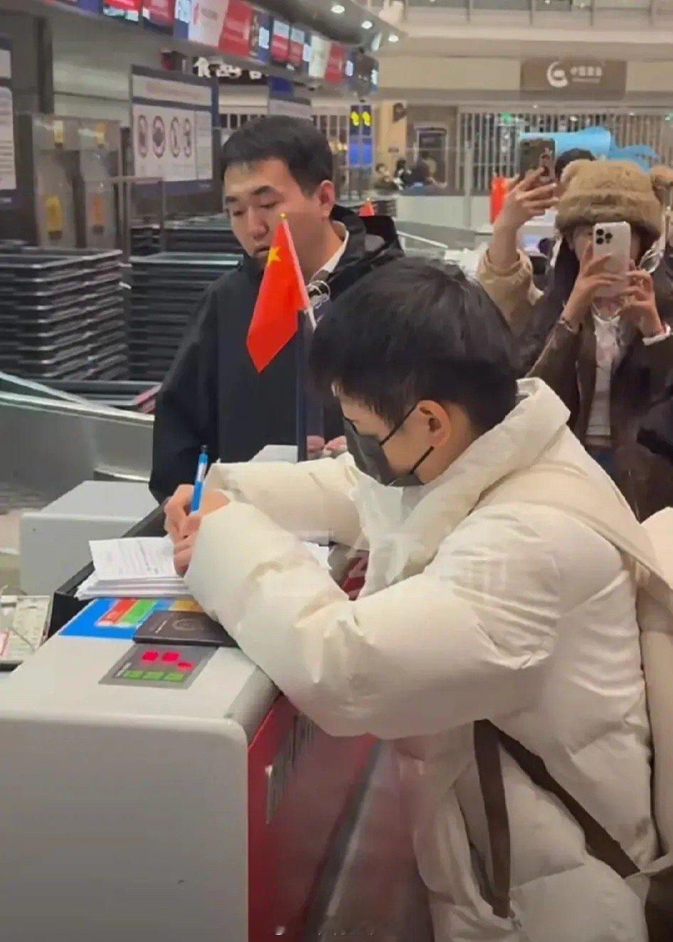 认真签名的莎莎握笔的姿势真的好标准啊签完名之后还要把笔放到旁边就整整齐齐的真的是