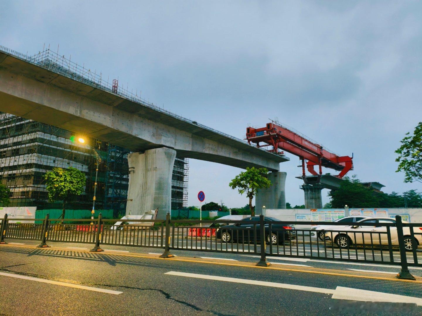 中山商业城建观察录 深江铁路中山西制梁场的架桥机昨晚已抵达旧岐江公路南侧，后面在