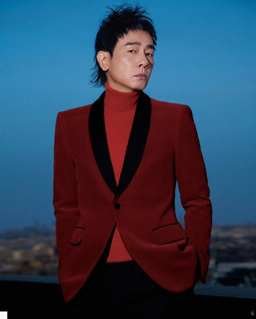 陈小春半夜三点还在练歌 凌晨三点，我还在熬夜刷手机，陈小春在练歌。近60岁的老爱