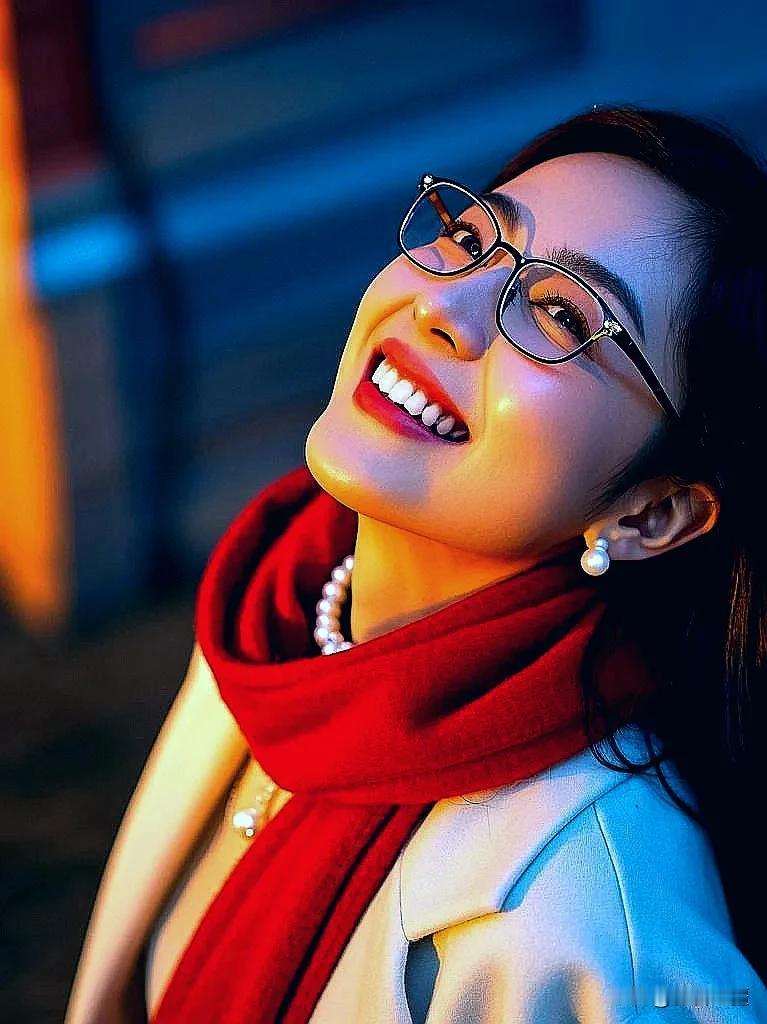 沉默寡言不是不善言谈
性情冷淡何必侃侃而谈

那沉默寡言之人呀，可不是就不善言谈