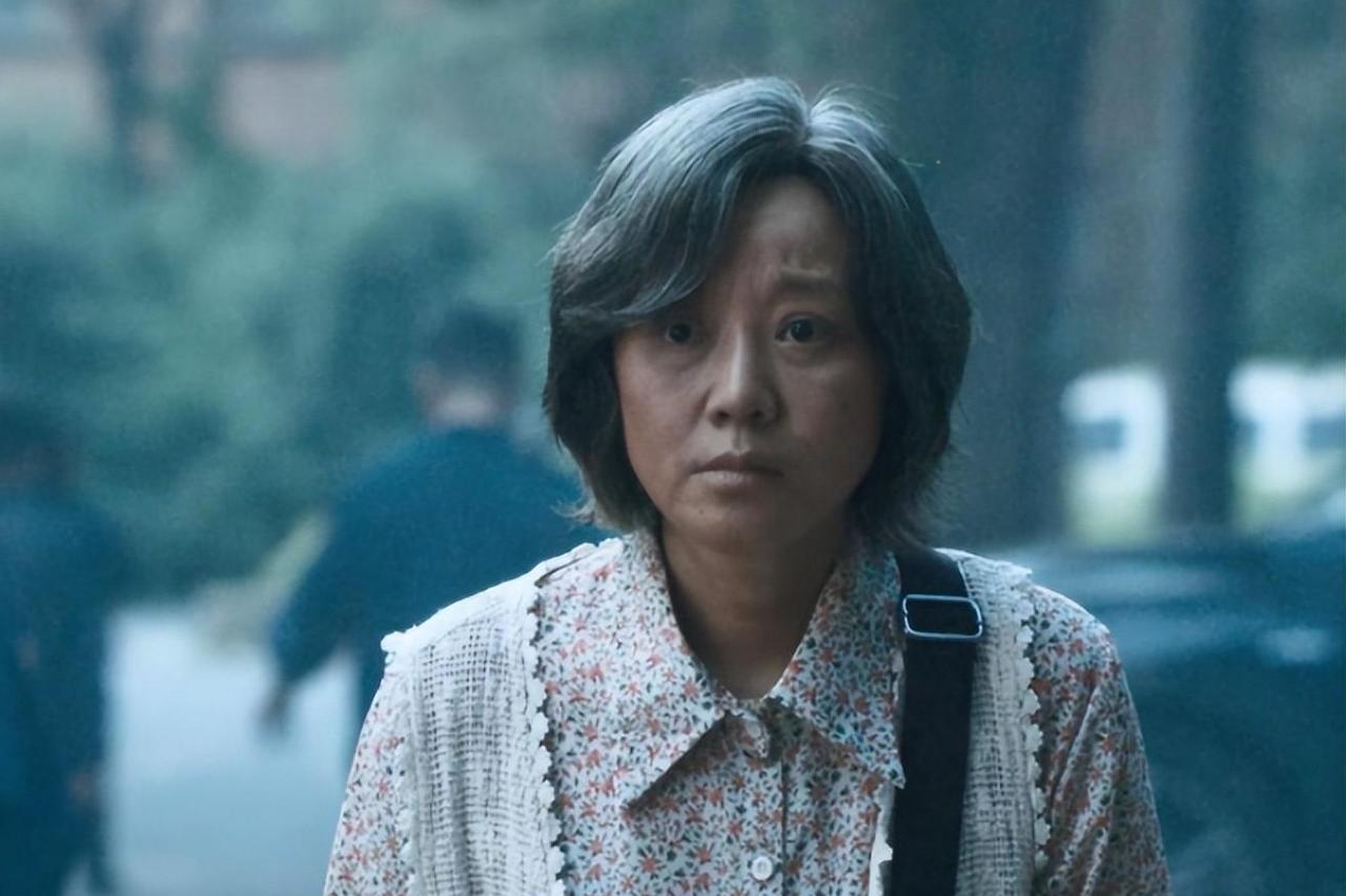 52岁的闫妮已经不是当初那个稚嫩的小女孩了，她把一个中年女人演得活灵活现，一动一