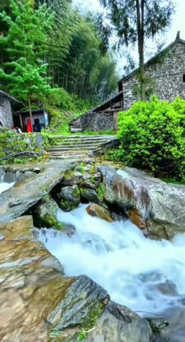 山间小溪潺潺，古朴石屋掩映，此般场景宛如人间仙境。章丘官庄的朱家峪便是如此，它被