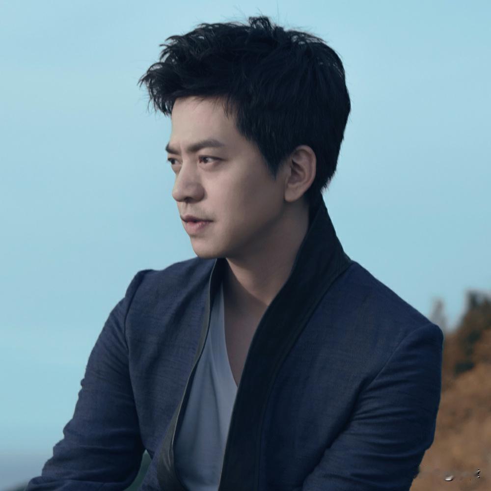 近年来国内几个天赋极高、对音乐极为专注的纯生派流行音乐人，单依纯最年轻也最有发展