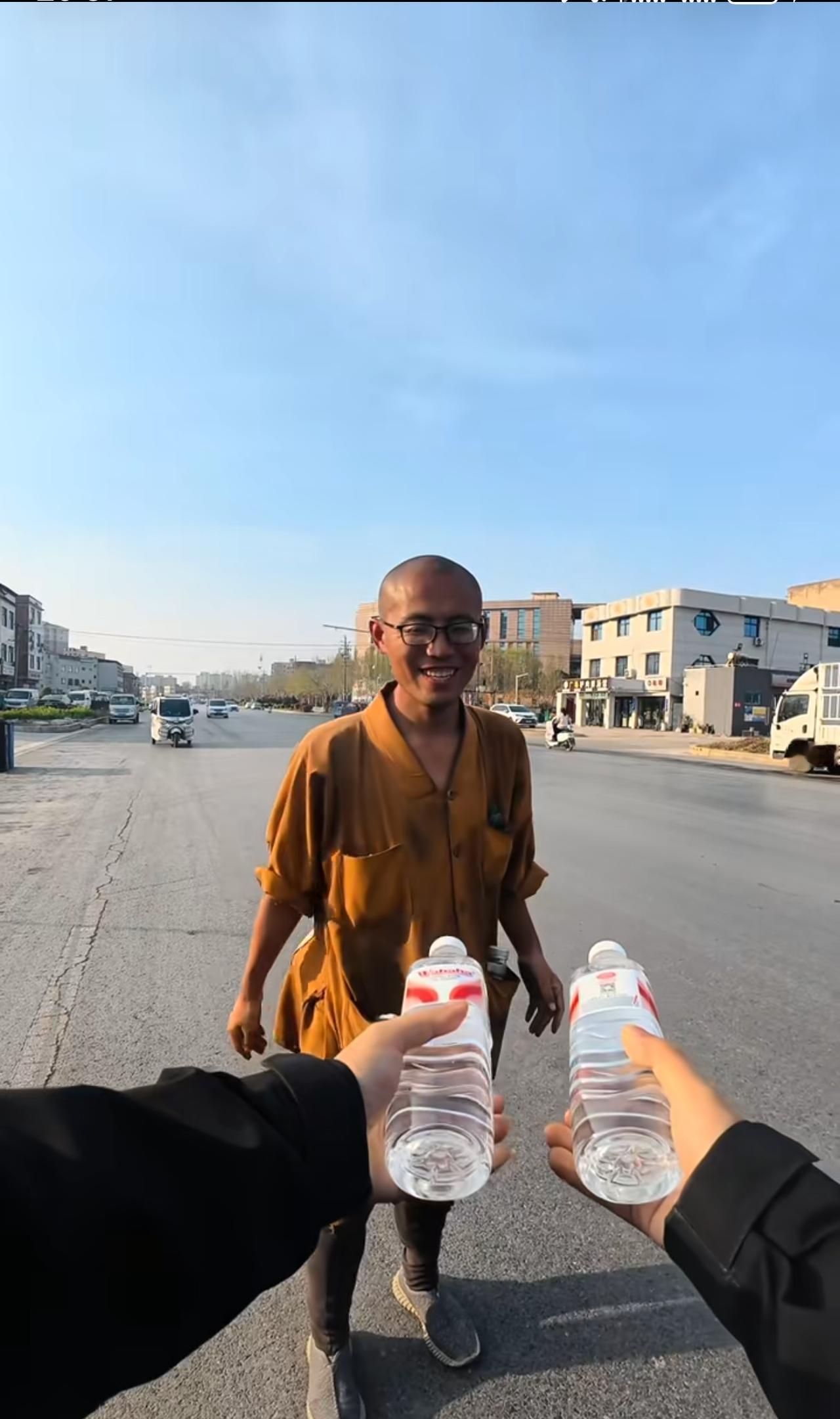 最近经常刷到这个穿着僧侣服饰的年轻人，三步一跪一朝拜，一路北上直奔山西五台山，被