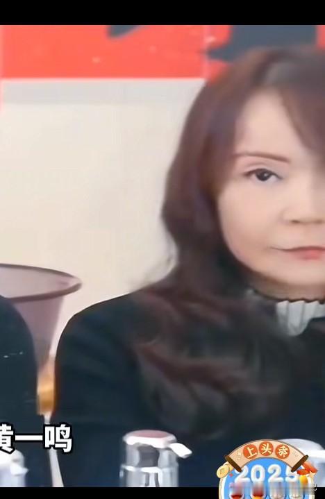 黄一鸣的妈妈面相就很刻薄！
黄一鸣的妈妈面相就猝招人喜欢，眼神凶狠，上嘴唇特别薄